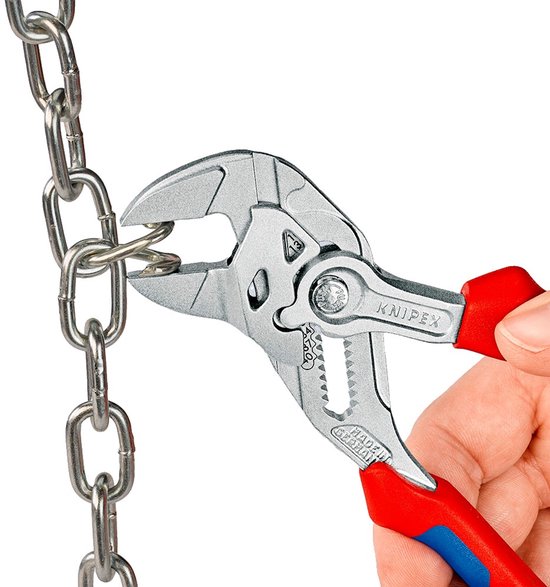 Grijptang met rode en blauwe handvatten die een metalen ketting vastpakt.