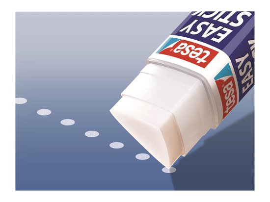 Bâton de colle Tesa Easy Stick avec capuchon bleu et base rouge, appliquant de la colle sur fond bleu.