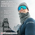 Man in muts en skibril met een grijze nekwarmer. Tekst 'Veelzijdig onmisbaar bij koud weer'.