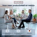 Vier personen zitten op muntkleurige zitkrukken in een lichte, moderne kantoorruimte.