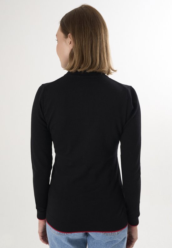 Zwarte trui met lange mouwen, polo kraag en rode boorden, gedragen door een vrouw.