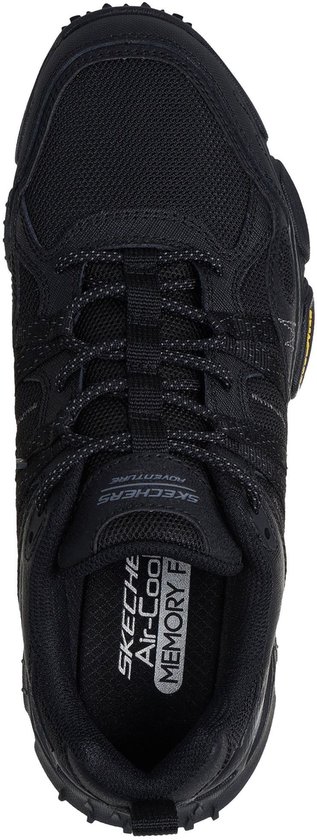 Zwarte Skechers wandelschoen, bovenkant met vetersluiting, mesh en 'Skechers Air-Cooled Memory Foam'.