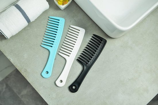Drie kammen in blauw, wit en zwart met extra brede tanden, liggend op een aanrecht.