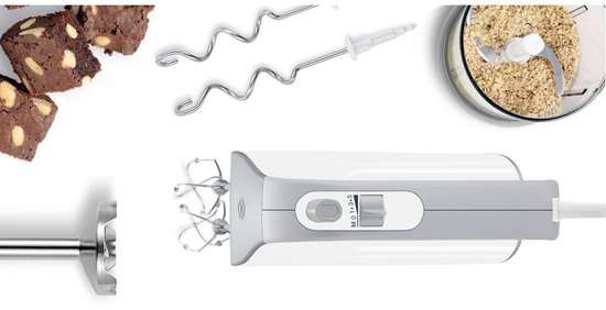 Witte handmixer met accessoires: deeghaken, staafmixervoet en hakmolen.