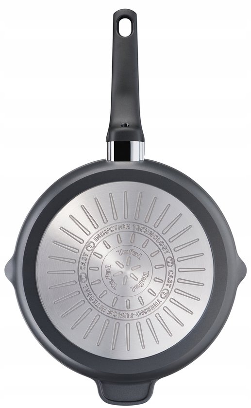 Onderkant van een zwarte Tefal grillpan met metalen bodem voor inductie.