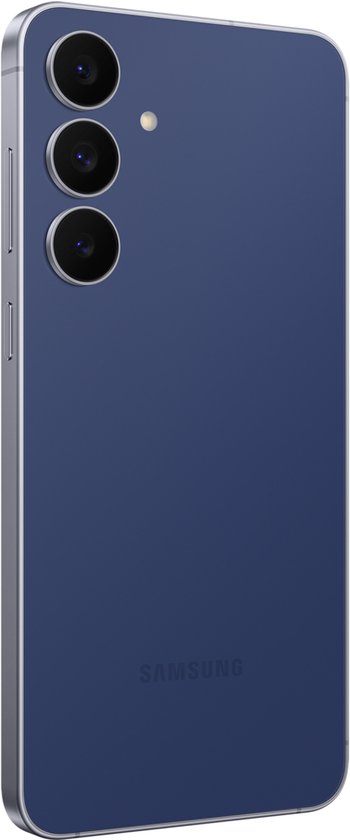 Marineblauwe Samsung smartphone, achterkant met drie camera's.