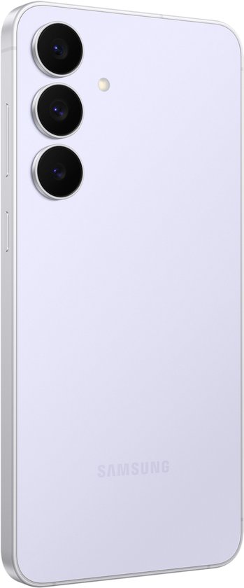 Achterkant van de lichtblauwe Samsung Galaxy S25 FE met drie camera's in een rij.