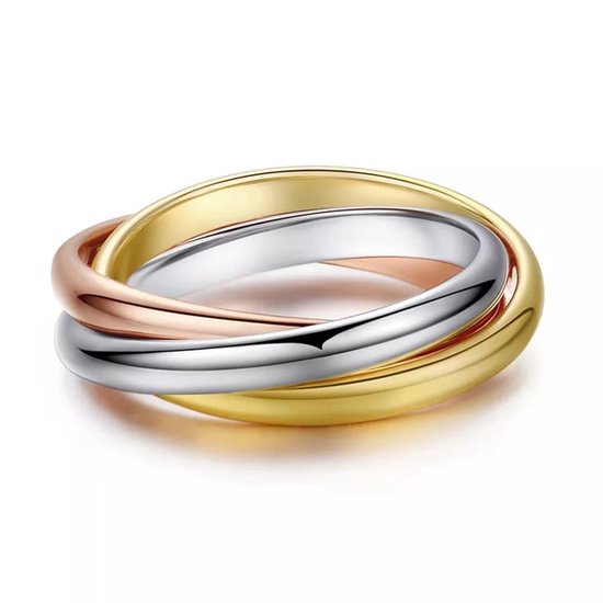 Een driekleurige ring met gouden, zilveren en roségouden banden, op een witte achtergrond.