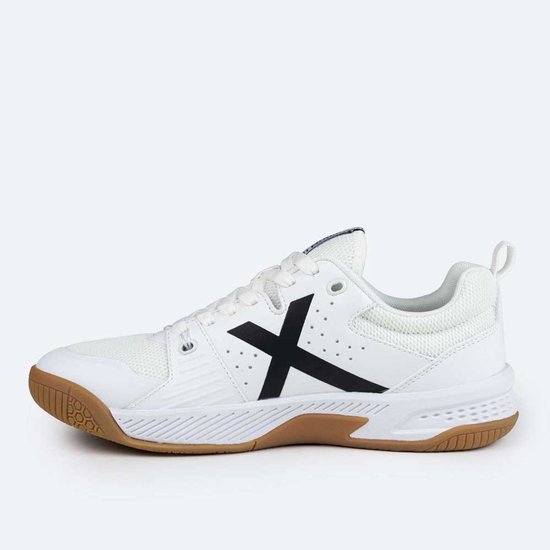 Witte Munich indoorschoen met zwarte 'X' en bruine zool.
