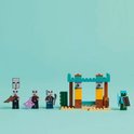 LEGO Minecraft illagers en een kleine woestijnpost met op de achtergrond een turquoise lucht.