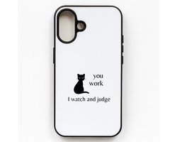 Hacebo® - you work I watch and judge telefoonhoesje - Quotes - mensen die houden van quotes - telefoonhoesjes - kat - quotes - verjaardagscadeau - verjaardag - cadeau - kado - geschenk - gift - hoesje geschikt voor iPhone 16