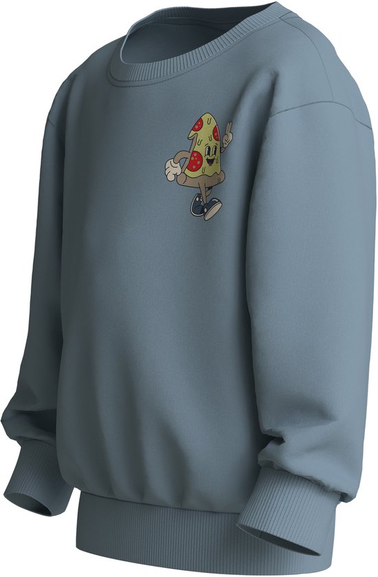 Lichtblauwe sweater met een opdruk van een lachende pizzapunt met een vredesteken, van de zijkant gezien.
