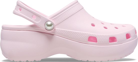 Zijaanzicht van roze platform Crocs met een subtiel pareldetail op de band.