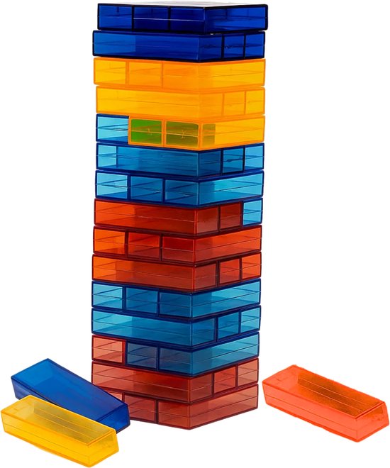 Een hoge toren van rode, blauwe en gele transparante blokken, met drie losse blokken ernaast.