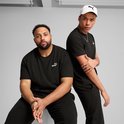 Twee modellen dragen zwarte Puma T-shirts met het witte Puma-logo op de borst tegen een grijze achtergrond.