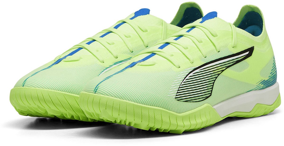 Groene Puma Ultra 5 Match TT voetbalschoenen voor heren, EU 43, met lichtgewicht steunframe en rubberen buitenzool.