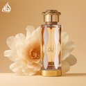 Parfumfles Teriaq Lattafa met oranje vloeistof en gouden slang-dop, met een grote crèmekleurige bloem.