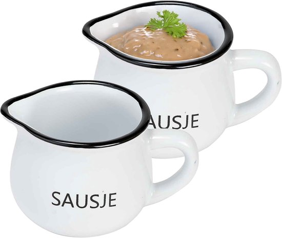 Twee witte porseleinen saus kannetjes met zwarte rand. Eén gevuld met saus en peterselie.
