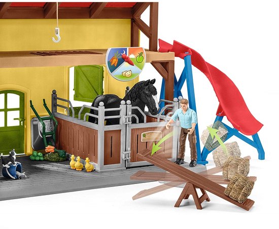 Speelgoed paardenstal met zwarte paard, boer, hooibalen, eendjes en glijbaan.