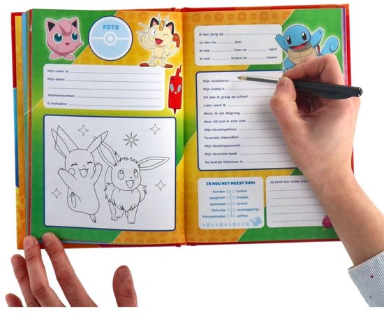 Gekleurd vriendenboek met Pikachu, Eevee, Jigglypuff, Squirtle, Meowth en een foto-opname. Bladzijde om in te vullen met ruimte voor foto en tekeningen.