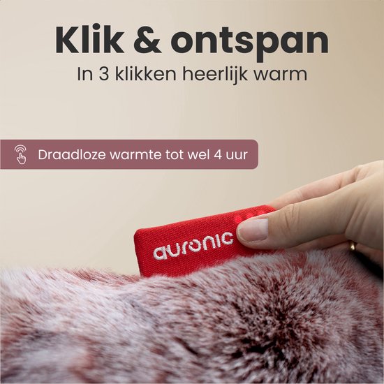 Une main connecte la batterie rouge Auronic au coussin chauffant rose.