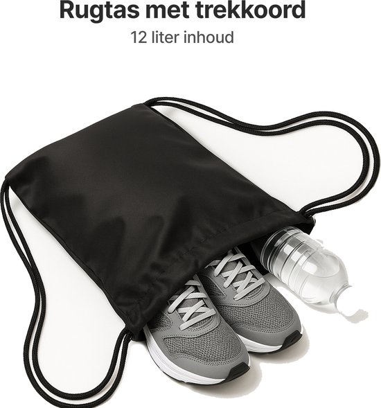 Zwarte gymtas met trekkoord, met daarin een fles water en grijze sportschoenen.