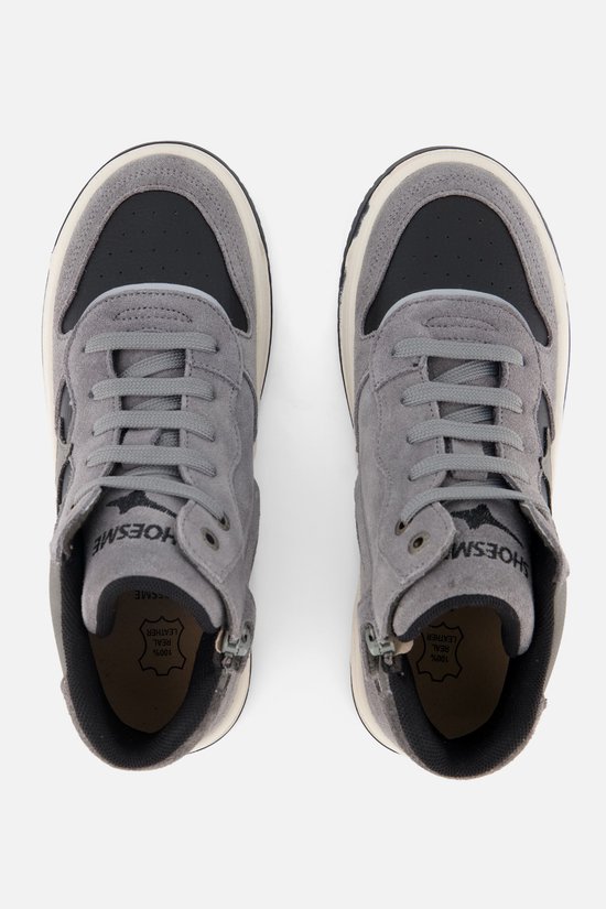 Grijze hoge sneakers met veters, zwart suède en logo op de zool.