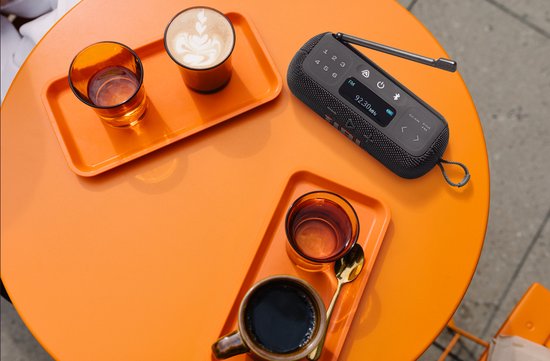Zwarte JBL Tuner 3 radio speaker in het water op de productverpakking met logo.