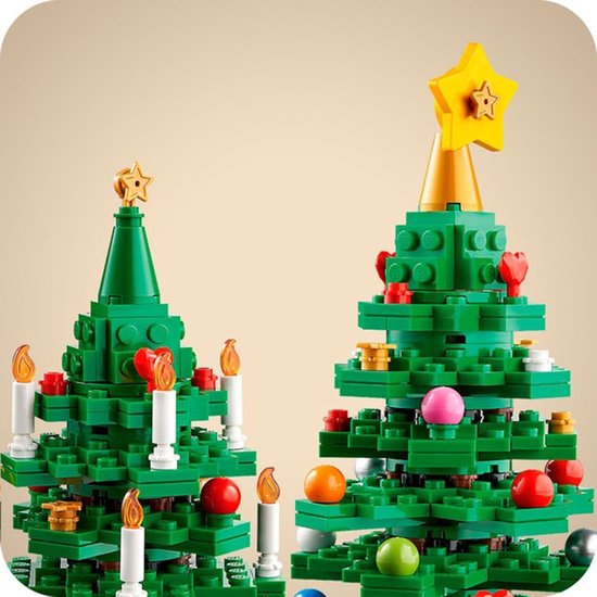 Deux sapins de Noël LEGO verts, l'un avec des boules, l'autre avec des bougies.