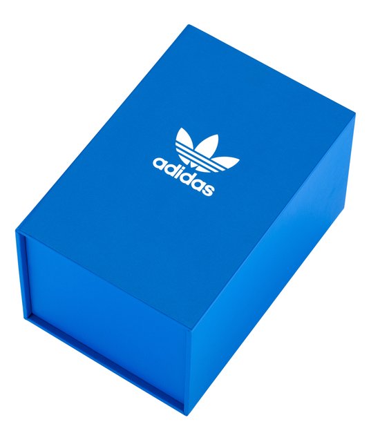 Blauwe Adidas geschenkdoos met wit Adidas logo en merknaam.