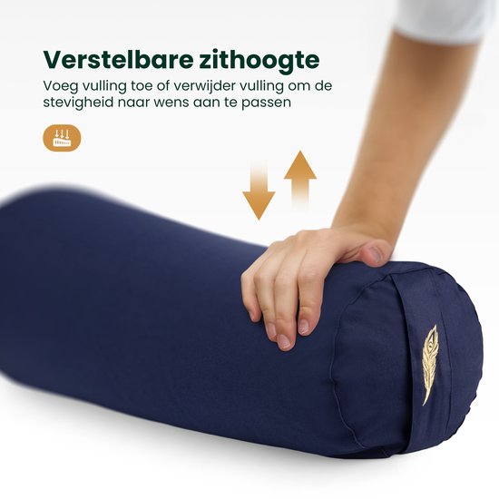 Hand voegt boekweitvulling toe aan een donkerblauwe yoga bolster, met pijlen die hoogte aangeven.
