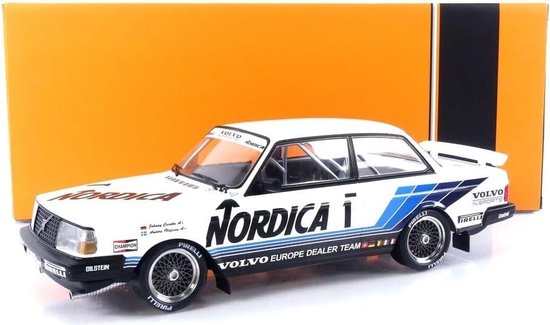 Witte Volvo 240 Turbo raceauto met blauwe en zwarte strepen, "NORDICA 1" logo, "VOLVO EUROPE DEALER TEAM" tekst.