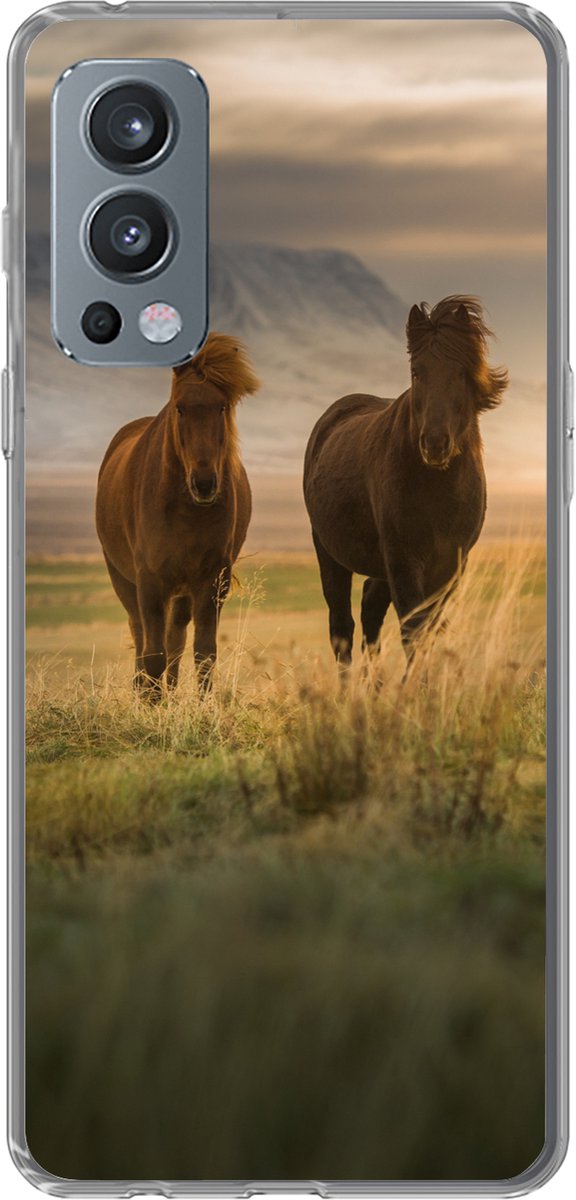 Telefoonhoesje Geschikt voor OnePlus Nord 2 5G hoesje - Paarden - Lucht - Gras - Siliconen Telefoonhoesje Telefoonhoesje