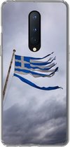 Geschikt voor OnePlus 8 hoesje - Versnipperde Griekse vlag waait in een sterke wind - Siliconen Telefoonhoesje