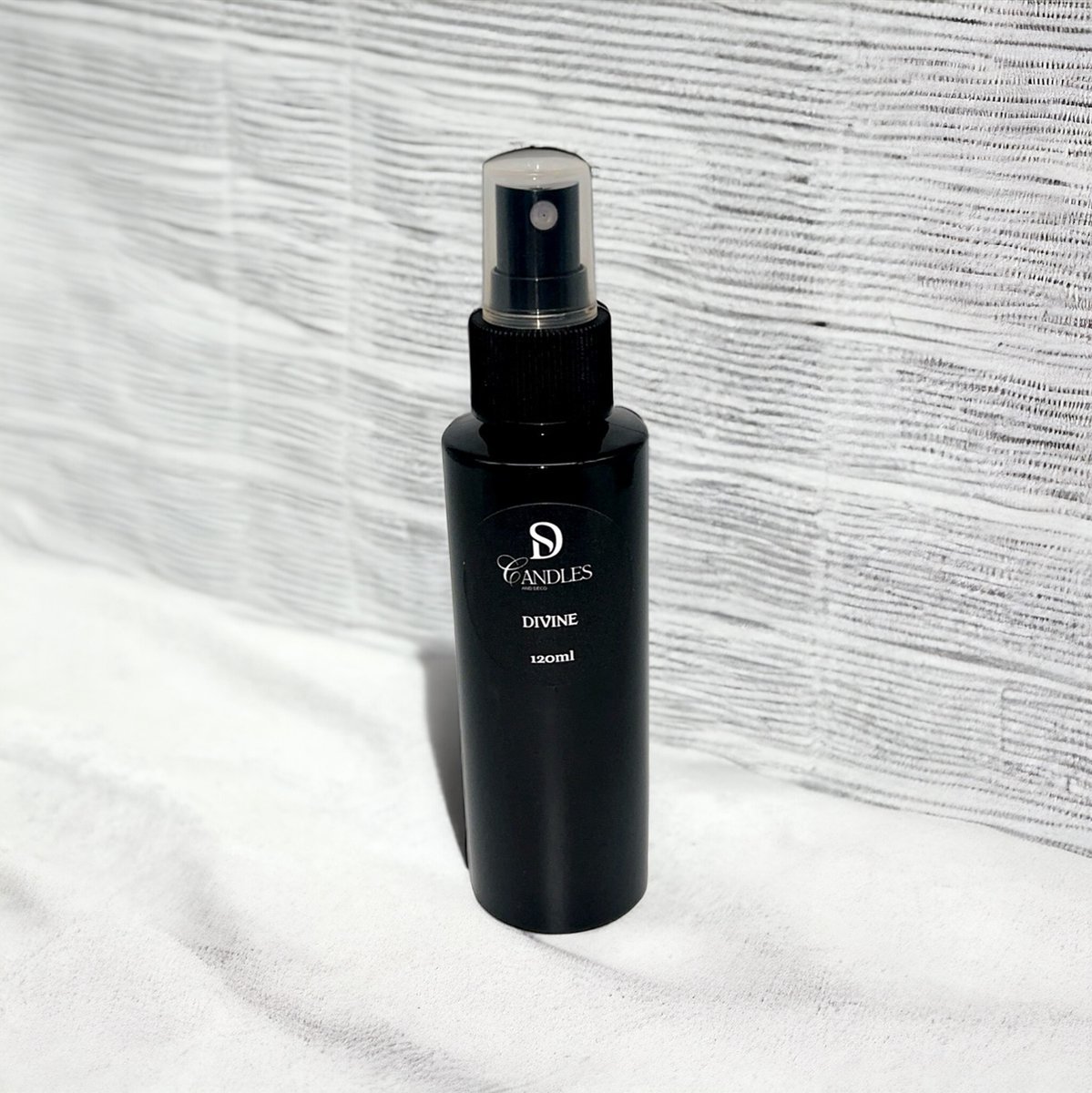 Goedkoopste Roomspray Divine - 120 ml - Vegan Geurspray | Grapefruit - Zwarte Lelie - Zwarte Amber | SD Candles and Deco