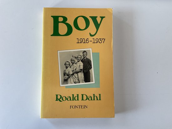 Gele kaft van het boek 'Boy' door Roald Dahl, met een zwart-witfoto van vier personen en de tekst 'Boy 1916-1937'.