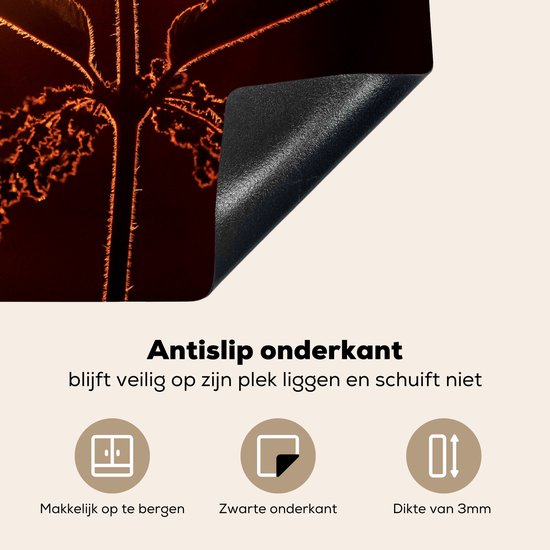 Een snijplank met een brandnetel in silhouet, met tekst over de anti-slip onderkant en dikte van 3mm.