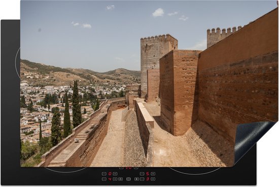 KitchenYeah® Inductie beschermer 80x52 cm - De buitenmuren van het Alhambra in Spanje - Kookplaataccessoires - Afdekplaat voor kookplaat - Inductiebeschermer - Inductiemat - Inductieplaat mat - Merkloos