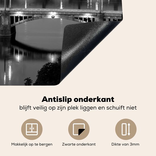 KitchenYeah® Inductie beschermer 90x52 cm - De bruggen in Praag bij een donkere lucht - zwart wit - Kookplaataccessoires - Afdekplaat voor kookplaat - Inductiebeschermer - Inductiemat - Inductieplaat mat