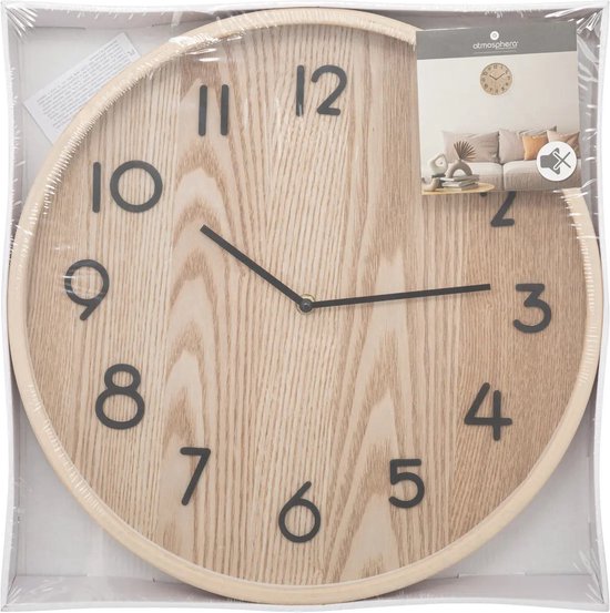Ronde beige houten klok met zwarte cijfers in verpakking.