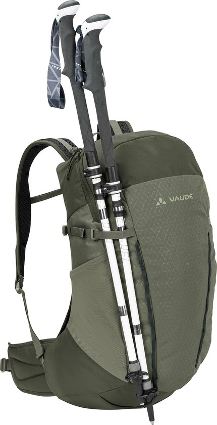 Groene outdoor rugzak met wandelstokken aan de zijkant.