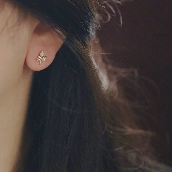 Maple Leaf oorstekers - oorknoppen blad - 925 zilver - 18k goldplated - Minimalistische oorbellen - The Jewellery Salon -
