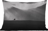 Buitenkussens - Tuin - Silhouet van een ruiter tussen de bergen in zwart-wit - 60x40 cm