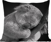 Buitenkussen - Slapende koala op zwarte achtergrond in zwart-wit - 45x45 cm - Weerbestendig