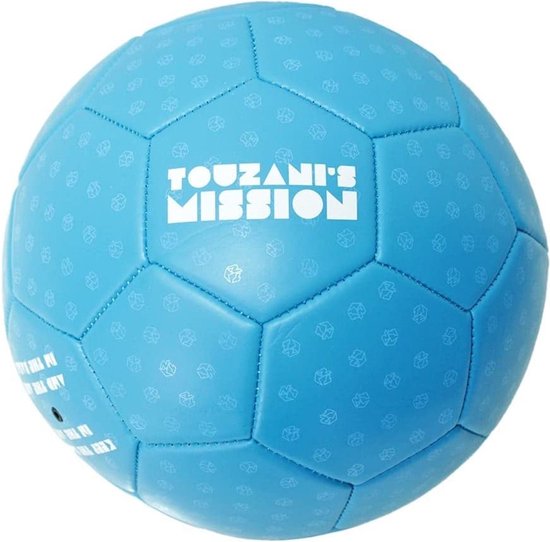 Lichtblauwe voetbal met witte opdruk "TOUZANI'S MISSION" en herhalend logo.