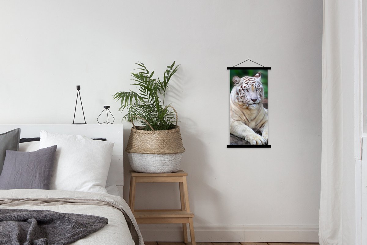 Posterhanger incl. Poster 40x80 cm - Schoolplaat - Witte tijger - Boomstam - Bos - Textiel