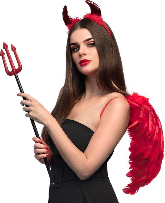 Vrouw met bruin haar, zwarte top, draagt een rode glitter diadeem met duivelshoorns en een rode veren vleugel op haar schouder. Ze houdt een rode glitter drietand vast.