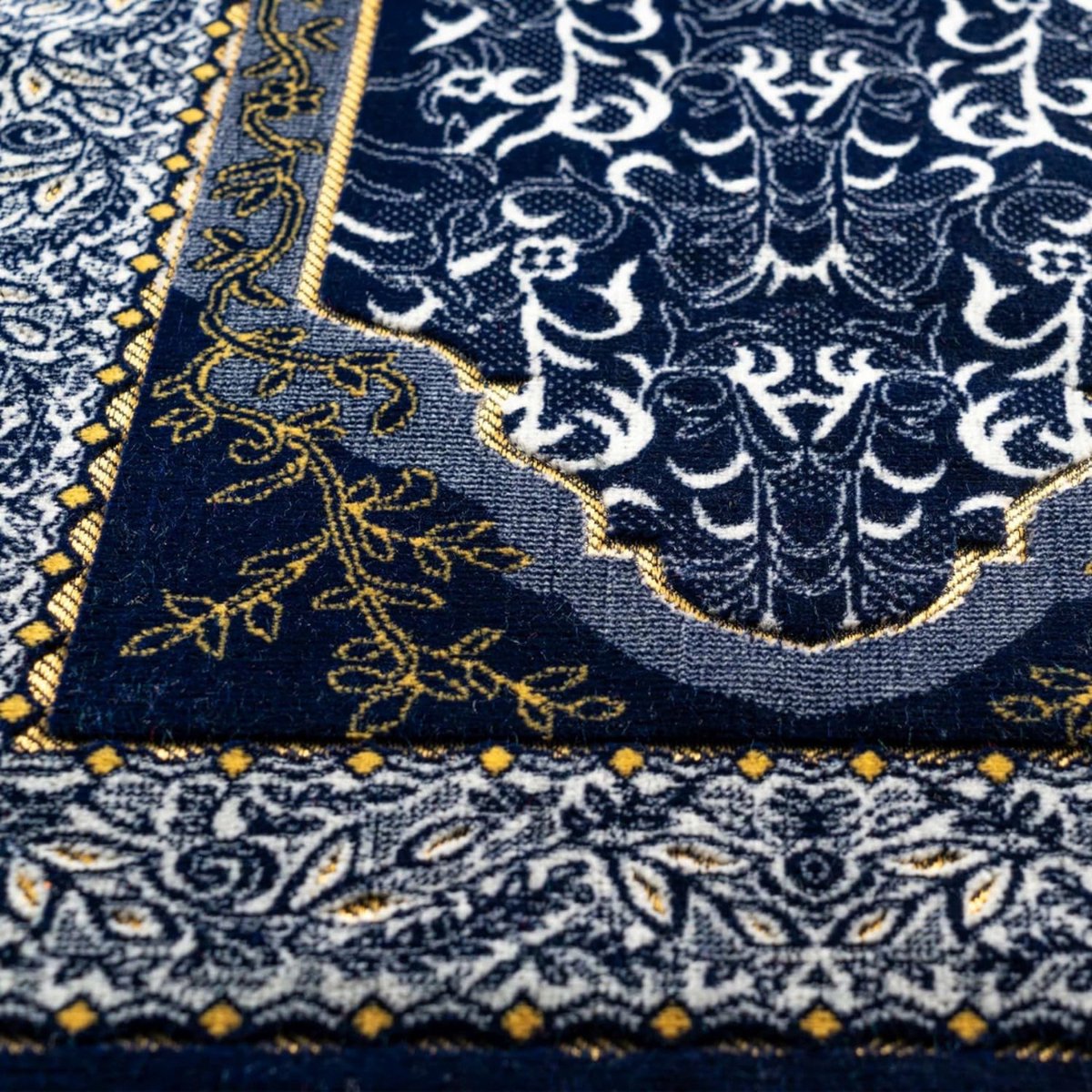 Gebedskleed Islam - "Al-Sakinah: Een Hemelse Fluweelachtige Omarming - Het Perfecte Islamitische Geschenk voor Alle Gelegenheden"