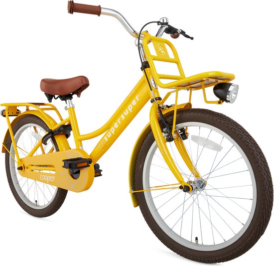 Gele kinderfiets met bruin zadel, mandje voorop, achterrek met houten zitting en verlichting.