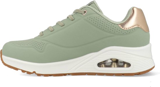 Lichtgroene Skechers dames sneaker met veters, witte zool en roze accent.